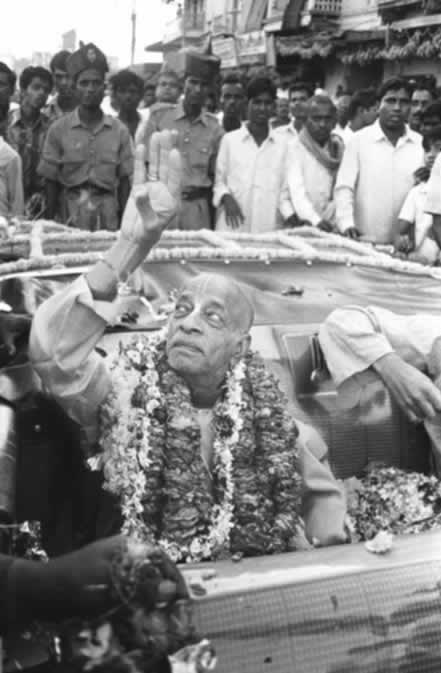 Prabhupada arrives in India to a grand reception