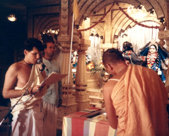 Shyamasundara Dasa chanting mantras during the abhisekha of Govardhana sila in Houston, 1990.