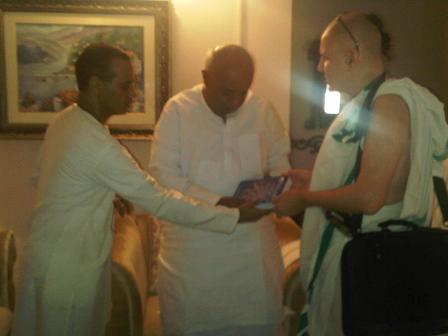 Shyamasundara Dasa with Deve Gowda